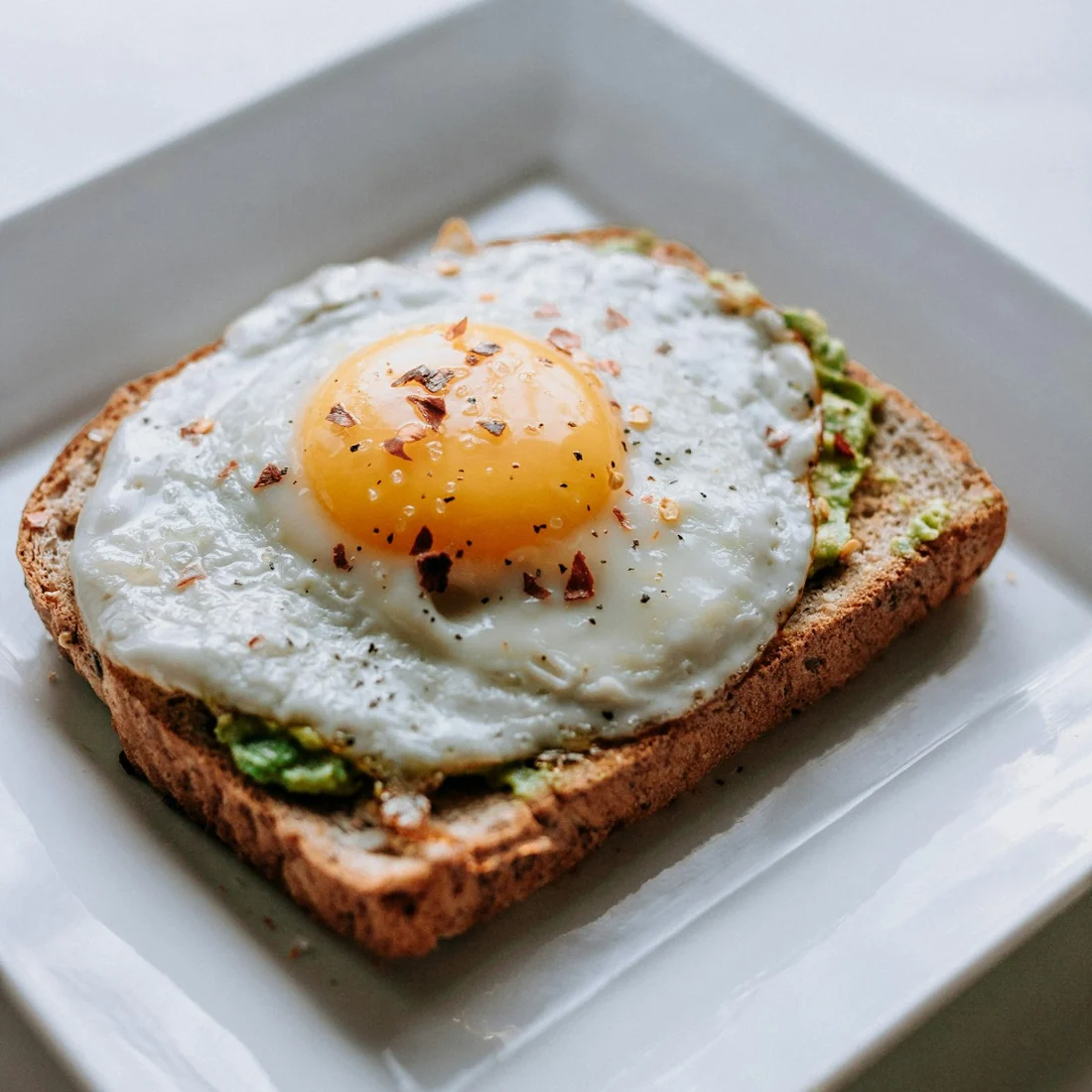 Chrupiący tost z awokado i jajkiem sadzonym